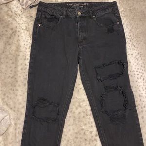 Distressed American eagle tomgirl jeans